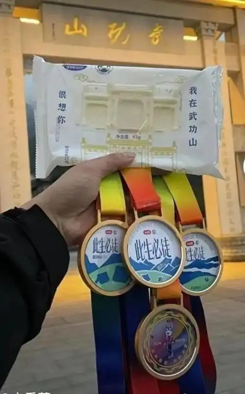 00后男生爬山捡两大袋塑料瓶最高纪录一天捡了600多个瓶子