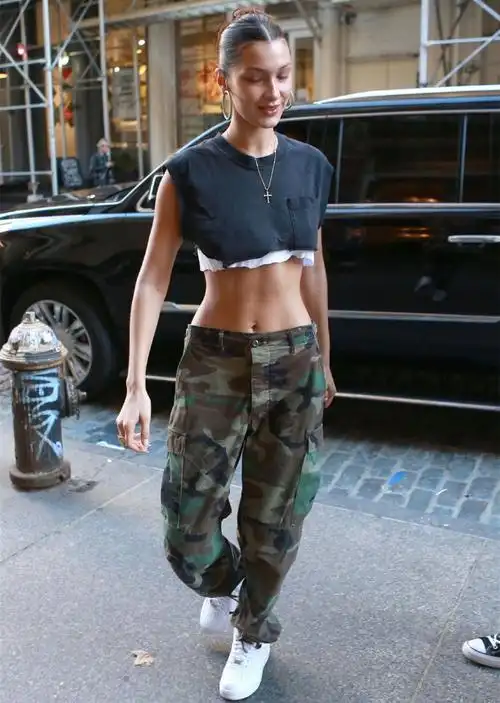 超模贝拉哈迪德在街头大秀马甲线,网友:恋爱中的女人最美丽!