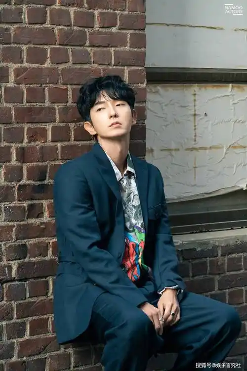 翩翩少年李俊基迎40岁生日拍摄最新画报