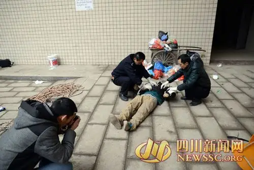 法医进行初步尸检