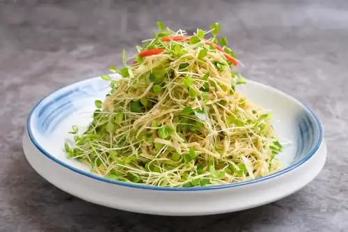 香椿苗拌油豆丝 凉菜
