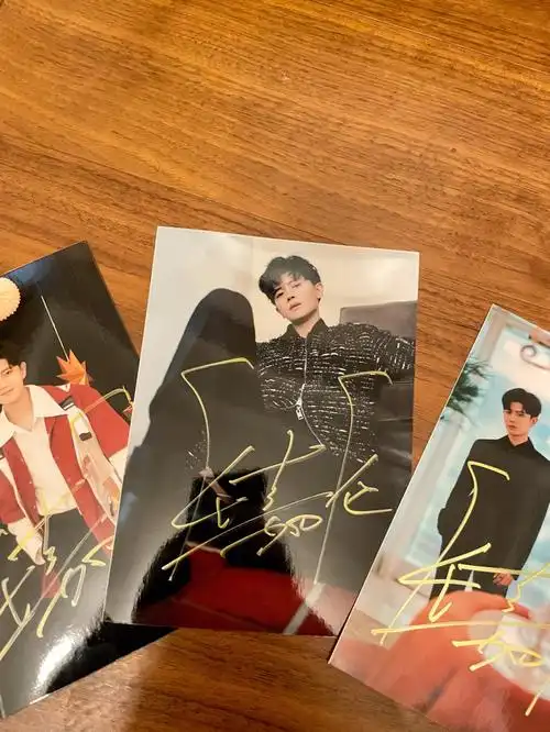 嘻嘻收到了任嘉伦的签名照啦