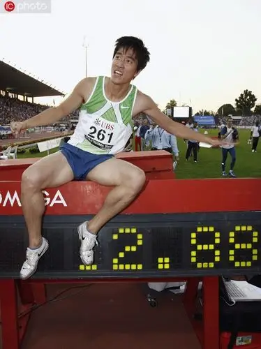 2006年7月11日,瑞士洛桑,刘翔在110米栏比赛中以12秒88的成绩打破尘封