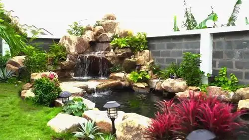 乡下别墅院子自建假山鱼池养锦鲤起初老婆不同意现在直夸我