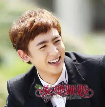 男学生发型头发直的 高中男生中发刘海拉直发型图片