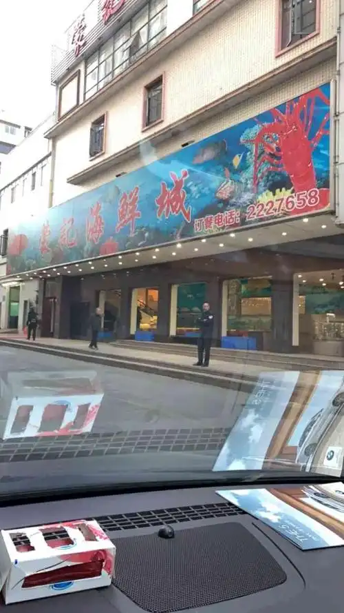 这个做了好多年的 味道很好 服务员的态度也不错 老板还亲自点菜 有