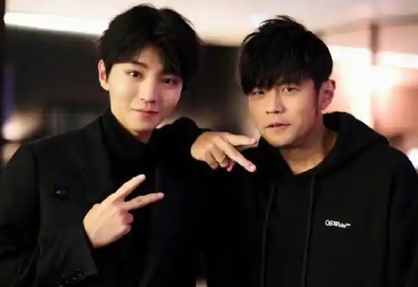 被"双j"接连邀约,24岁的王俊凯,证明了自己的"江湖地位"