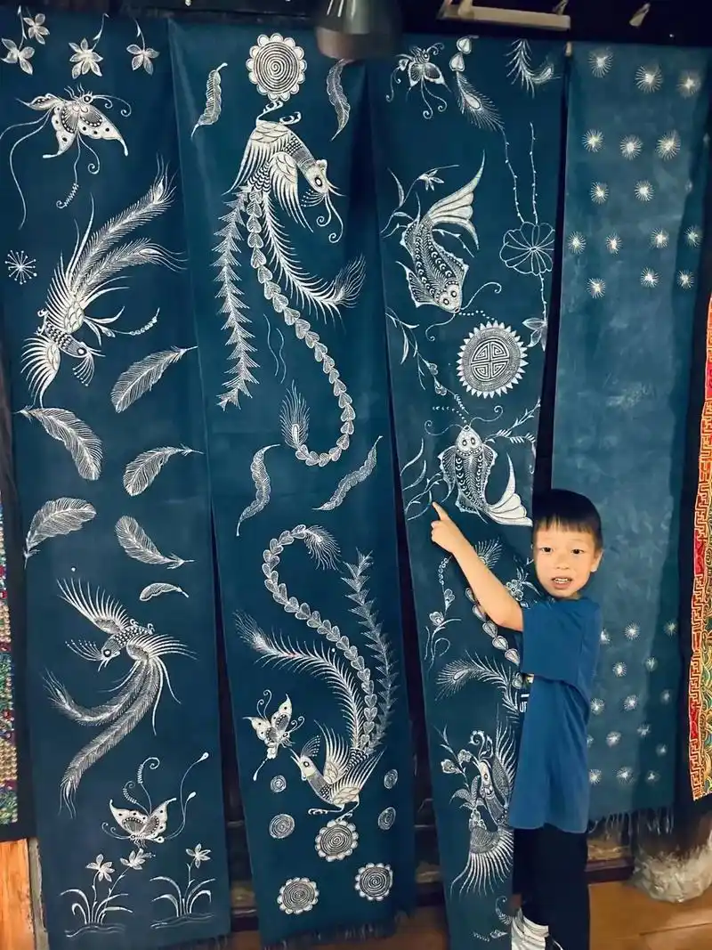 小辰辰跟妈妈和外婆来到了黔东南州苗族刺绣蜡染蓝花坊|非遗苗家 - 抖