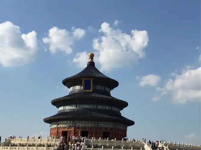 天坛,占地约273万平方米,明,清两代帝王祭祀皇天,祈五谷丰登之场所.