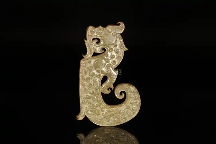 lot.39 汉代青白玉龙佩