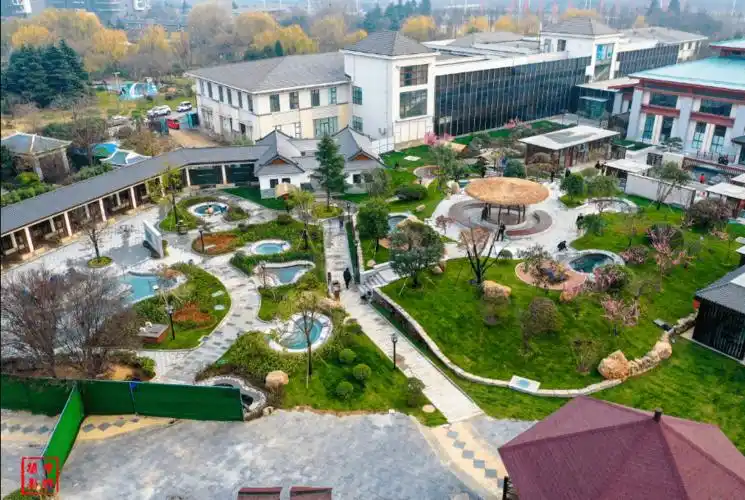 花的芬芳,树的葱茏就记挂上了这个花海小城自从去了一次鄢陵花都温泉