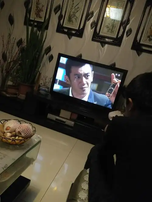 在家里   我和家人一起在看电视   感觉到很温馨