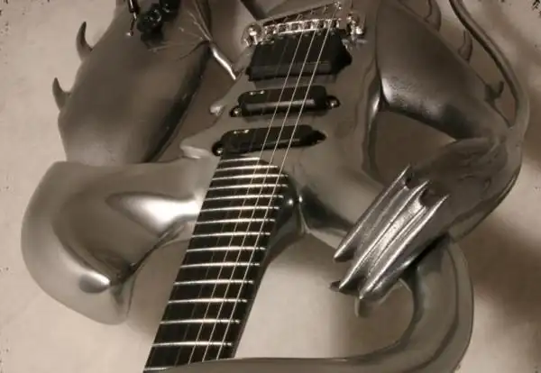 00巴哈姆特03 - 好龙的神.这把吉他是公司的骄傲.