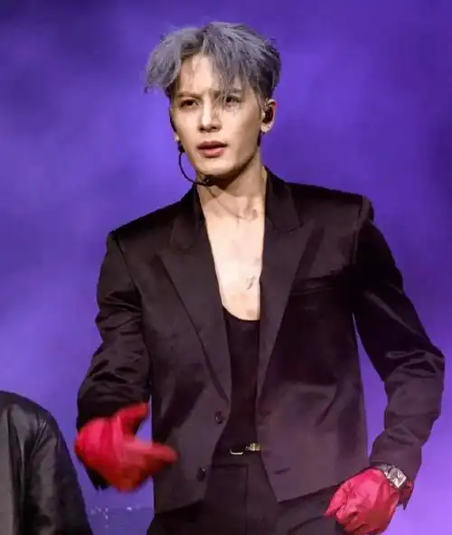 王嘉尔蓝发造型现身音乐节激情脱衣秀腹肌网友直呼要流鼻血了