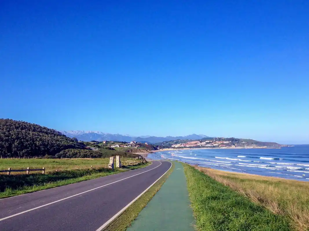 太阳湾公路位于海南省三亚市海棠湾区,这条公路以其独特的海景和浪漫