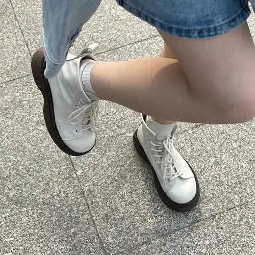 日常软软的白色马丁靴请瞄准玛速主义