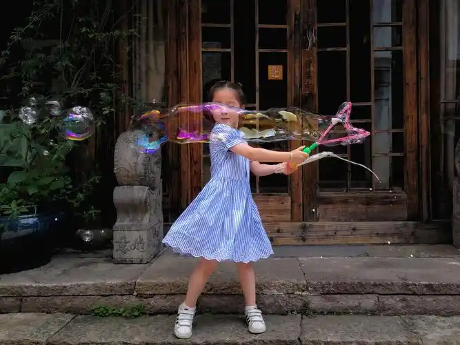 玩泡泡的女孩