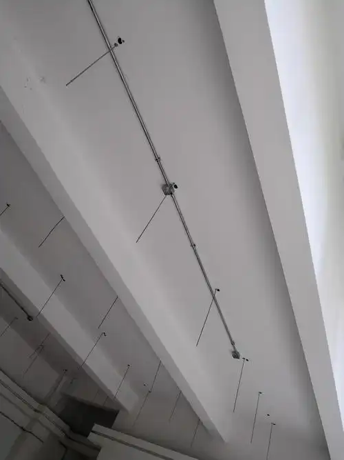 7号楼架空层吊顶吊杆安装完成30%(吊顶安装4人)——完成