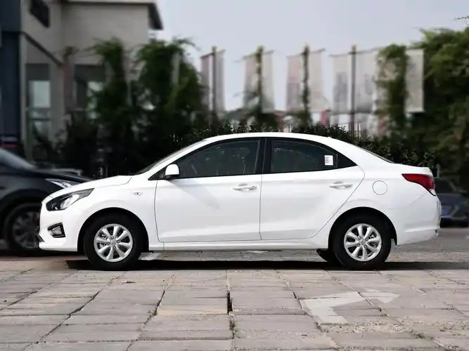 现代瑞纳17款两厢自动挡多少钱女士自动挡省油小型车