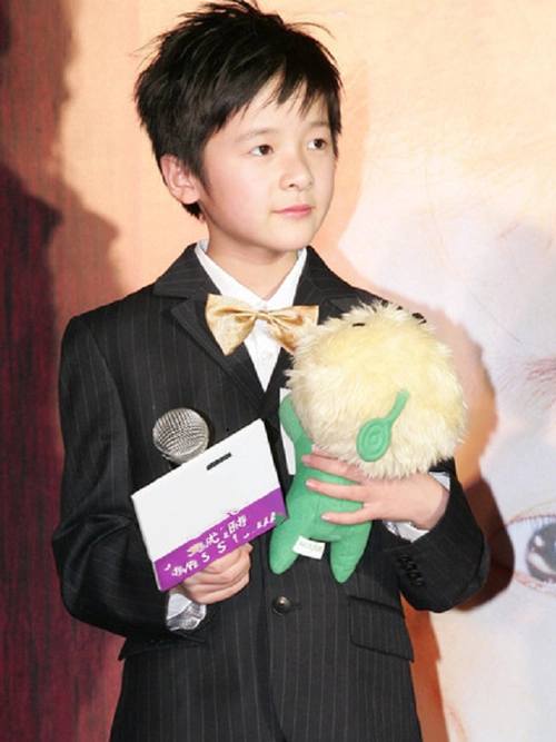 娱乐圈同样如此,有的明星小时候的照片被曝出来,网友们纷纷感叹变化太