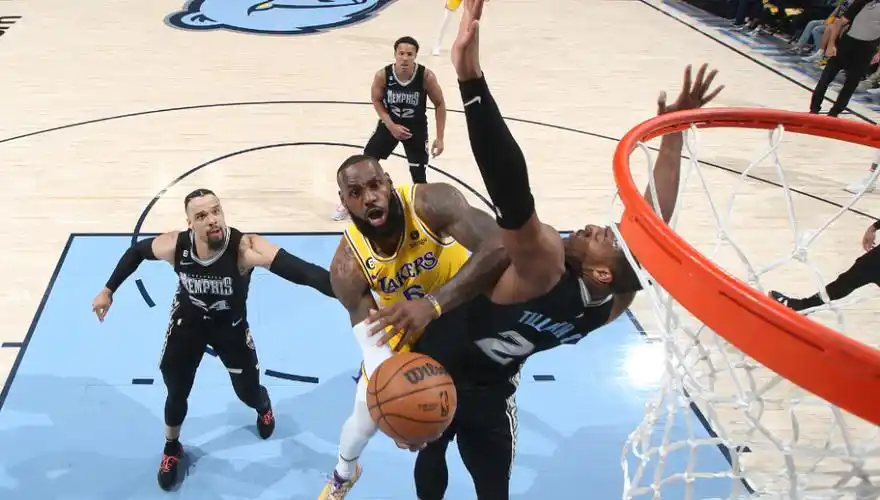 无莫熊扳成11詹姆斯2812浓眉14中4水拉11中2背锅