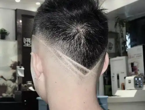 巅峰级圆寸发型都会搭配刻痕给圆寸发型侧剪一条痕造型推荐