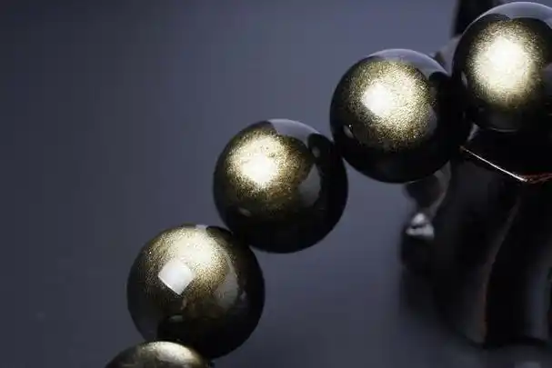 金曜石和黑曜石都是来自于自然界的宝石,但它们之间有很大的区别.