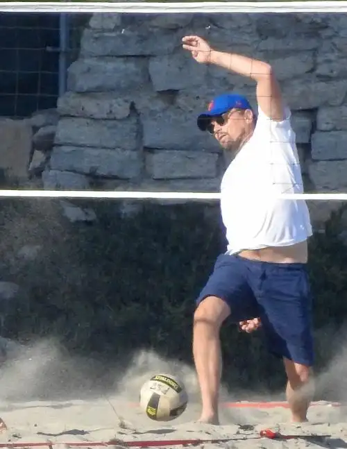 小李子莱昂纳多沙滩玩球体重200斤但身手矫健却不幸以脸接球