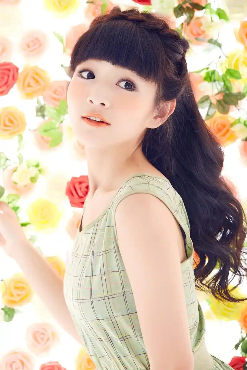 文儿发布缤纷糖果色系写真 明朗少女渴望爱情