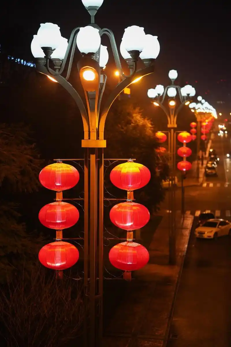 组图丨年味儿扑面而来!成都主要道路挂上红灯笼迎新春