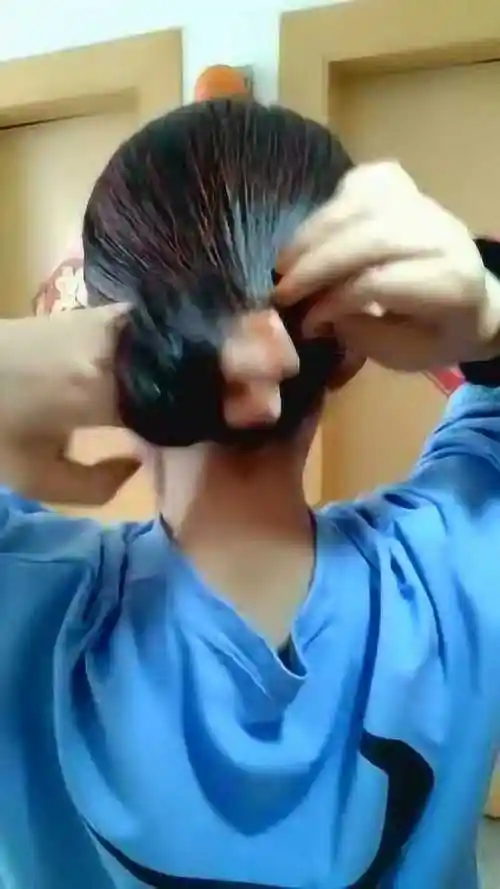 小彩旗的盘头方法,傣族美女也是这样盘发的,不用皮筋就能把头发盘起来