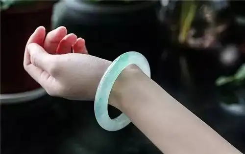 玉手镯戴哪只手