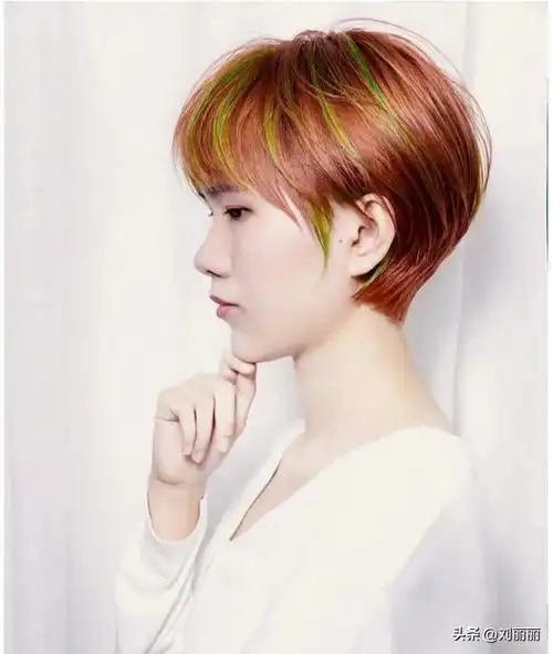 喜欢潮流的女生,可以试试挂耳短发搭配挑染,很有视觉冲击力,越看越