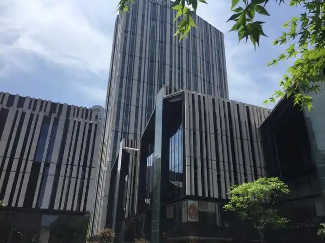 soho复兴广场位于繁华的淮海中路cbd商圈,复兴中路和马当路交叉路口.