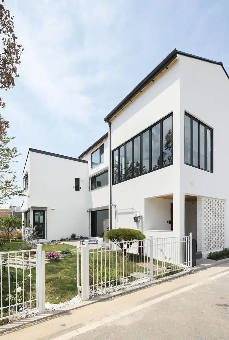 这对韩国夫妻买下500㎡别墅,拒绝豪华装修,效果清爽怡人,真高级