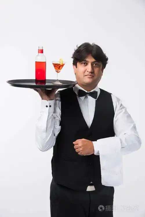 亚洲印度侍者或酒保在白色背景下被隔离