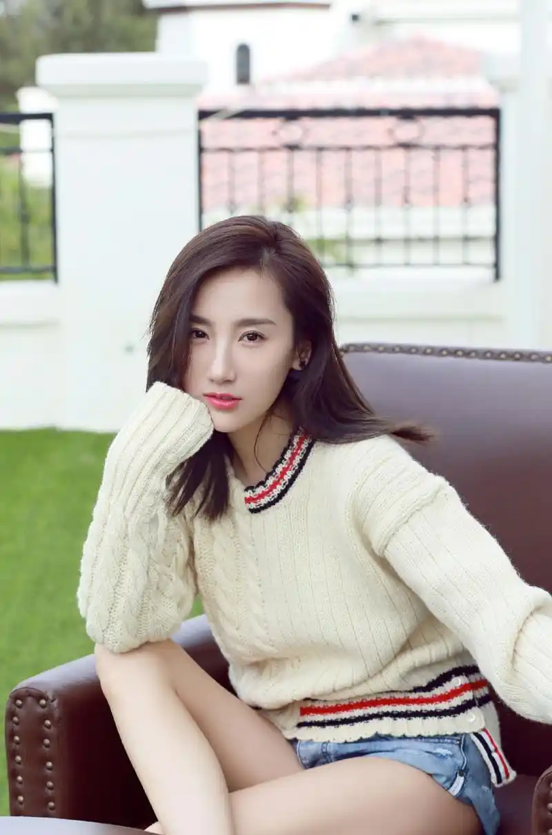 妆容精致,风格多变,高洋总能驾驭多种风格