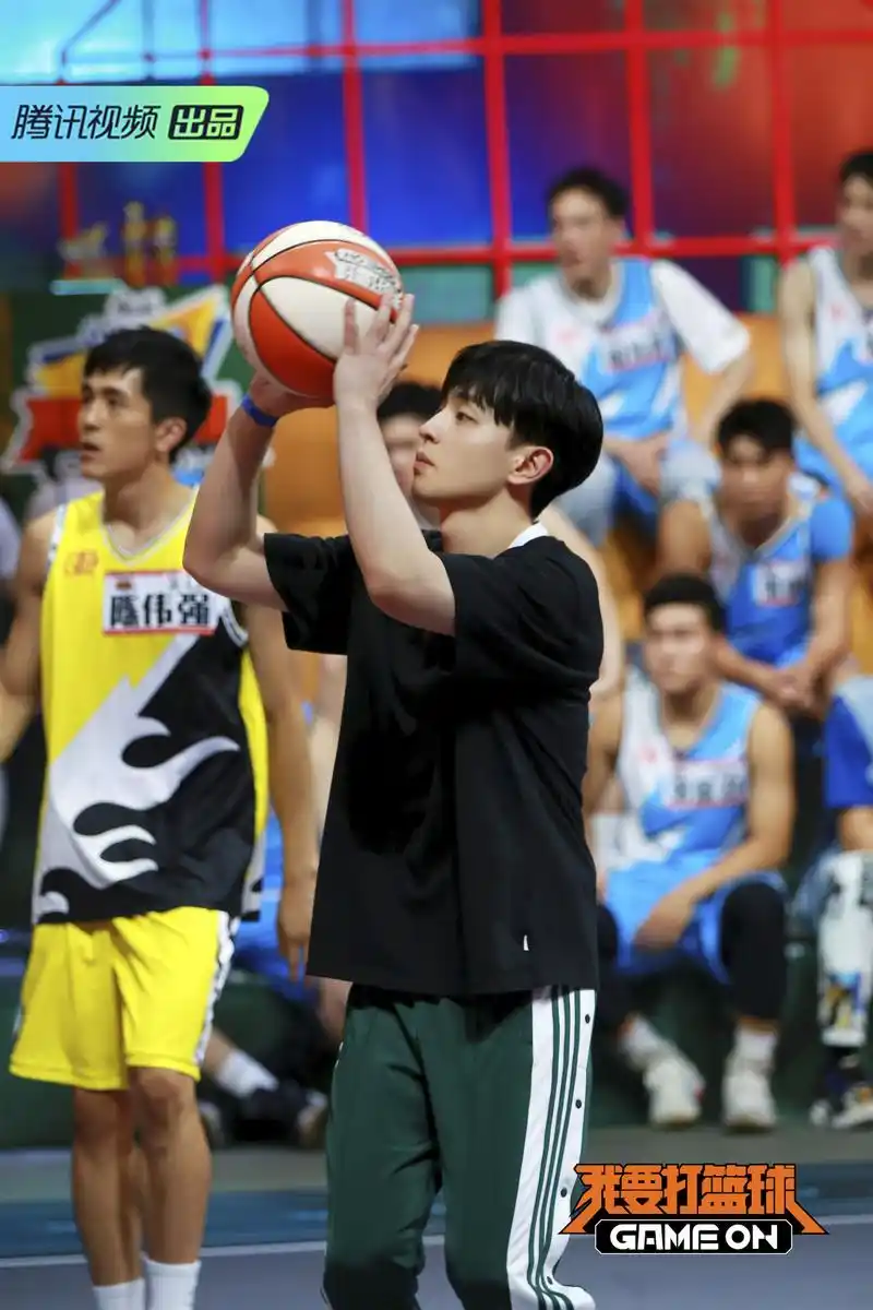 《我要打篮球》李易峰过足"教练"瘾 邓伦杜锋亲自下场3v3对抗