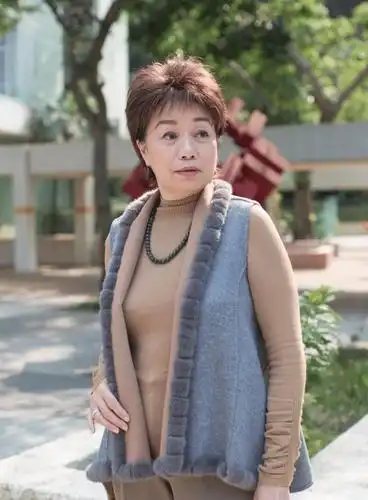 原创70岁"孝庄"近照仍显优雅,身家不菲常出入富贵饭堂,却至今未婚