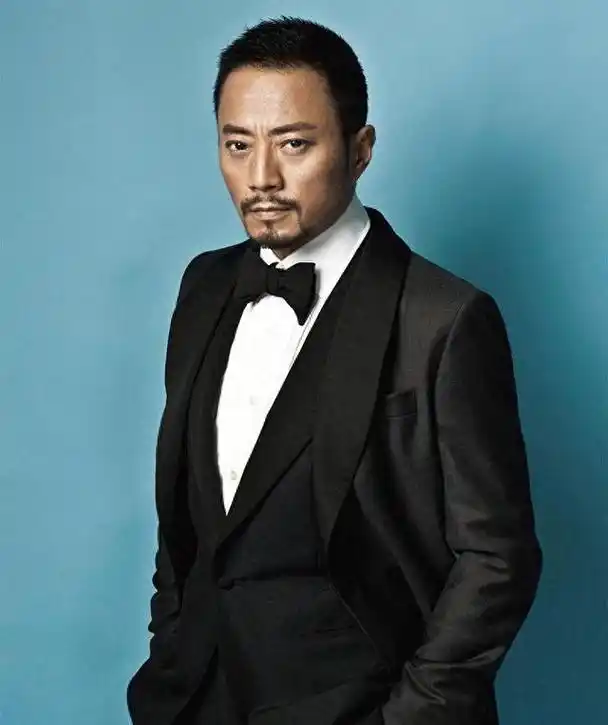 张涵予,荧屏硬汉,目前正热映的大片《莫斯科行动》中扮演着警察崔振海