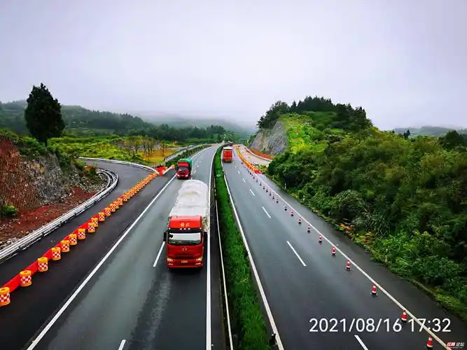 沪昆二走廊:长沙至凤凰高速公路.