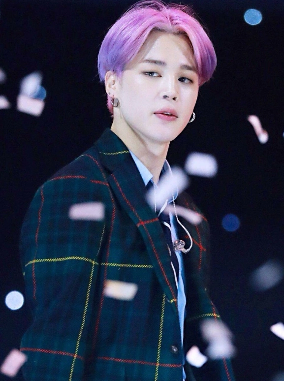 朴智旻染一头紫发亮相,穿学院风格子外套,就像漫画里走出的少年