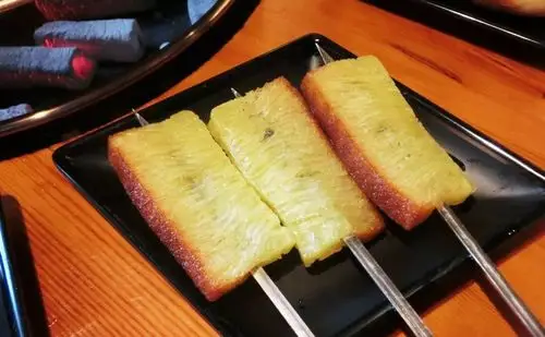 黄金糕的正面可看到细密的蜂窝孔,切片面是细如鱼翅丝状,整块糕呈金