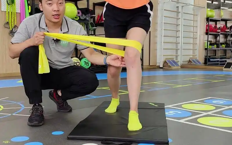 膝盖内扣可以这样练