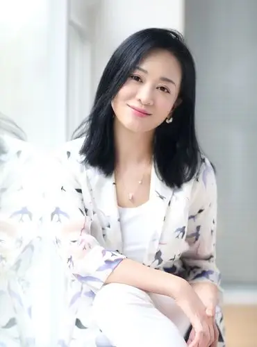 43岁涓子晒美照印花裙配长发减龄又少女一袭开衫美得端庄优雅