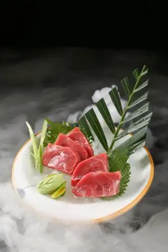 放在盘子里的蓝鳍金枪鱼刺身