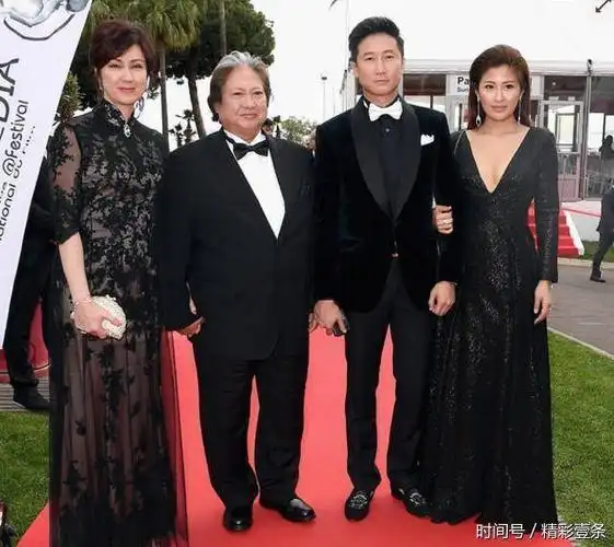 洪金宝携洪天明及周家蔚出席戛纳 混血娇妻却被儿媳深v抢镜(3)