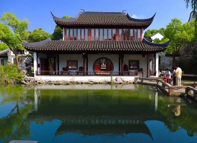 苏州静思园主题为明清建筑风格,静思"乃宁静思远之意"园内众多明清