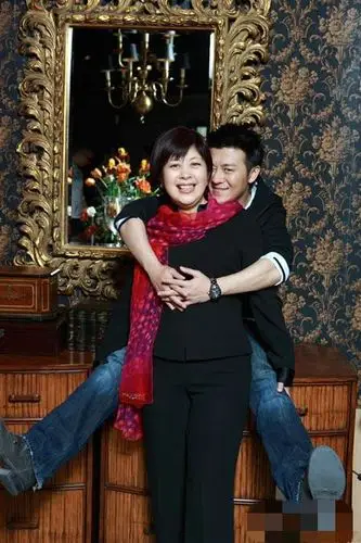 李小婉,内地影视圈知名的制片人;林申,演艺界正异军突起的影视小生