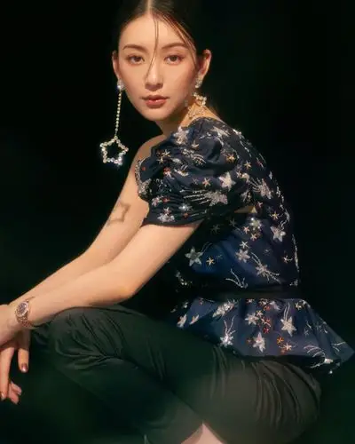 明星 正文0 1/6 近日,天王嫂方媛分享了一组最新精修美照,照片中,她戴